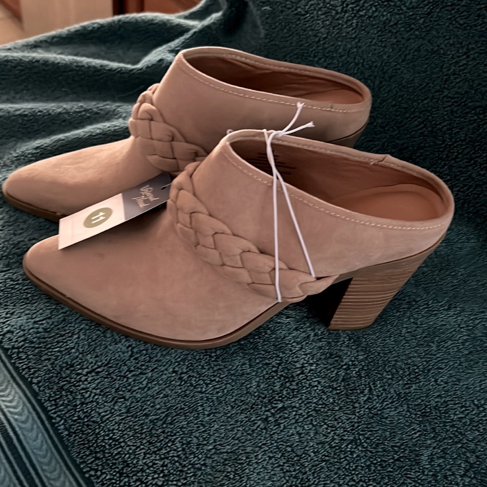 Universal Thread Faux Suede Taupe Avis Mule Heel Shoes Size 11 NWT - Picture 2 of 6